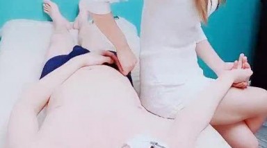 2021.12.16，【权少很骚呢】，风月老手挺会撩，小姐姐笑个不停，被脱光狂亲美乳，女上位捏着奶头射出真是爽