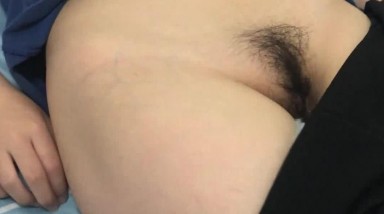 周末表妹同学聚会一高兴喝多了 送她回家偷偷脱下裤子 玩玩她的鲍鱼 怕担责没敢操