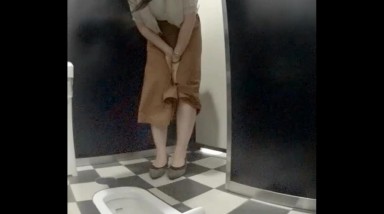 厕拍偷拍中午吃饭吃坏肚子的白领姐姐刚拉完不敢离开蹲下又继续拉稀