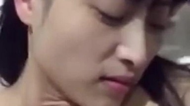 高颜值清纯小美女 自己动 你不要拍吗 一会儿羞答答的表情 一会儿舒爽的表情真的好快爱