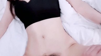 上海酒吧门口捡到的，阴毛好旺盛的小太妹，扔在床上肆意玩耍！