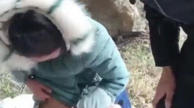 两小伙花钱找村里长的还不错的两个留守少妇 （主要是怕熟人看到）去山上打野炮