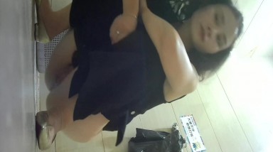 原版高画质，百里挑一，商场女厕偷拍的最好看的几个妹子之一 卷发冷艳小美眉