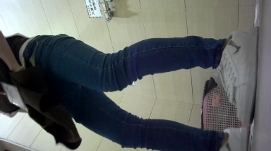 女厕偷拍厕拍精品名创佳品的美女店员大姨妈