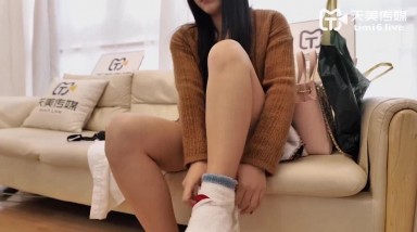 天美传媒 TM0155 快递小哥送货上门 看到漂亮学生妹 心生歹意推到强奸