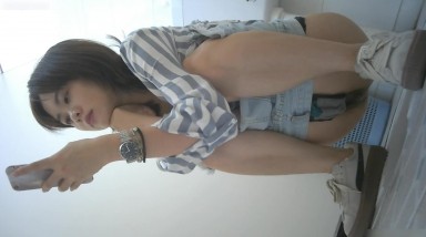 高质量高画质女厕神偷拍，百里挑一，罕见的鸭舌帽长腿9分颜值大美女，虽然她的木耳已经黑了