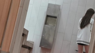 厕所盗摄 ，超清晰，大长腿，长发及腰，身材水嫩，珍珠水逼！