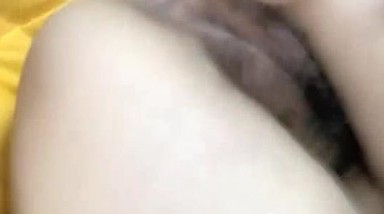 【19岁女孩】，学生妹，嫩就一个字，小小的乳头，粉红的鲍鱼和菊花，哪个男人看了不心动，同城高价可上门干