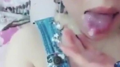 漂亮美少妇口爆吃精 真是够骚 有韵味很有感觉 这声音听着吃的实在太香了 一滴不剩