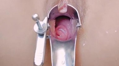 00后小妹的性感展示，全程露脸大秀扩阴器撑开粉嫩骚穴给狼友看特写，撅着屁股爆菊花给狼友看，小黄瓜抽插