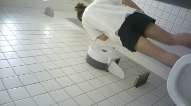 商场女厕偷拍白衣短裤妹子的小黑鲍 屁屁也不檫 白带直接带B里去