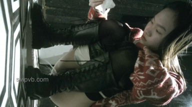 全景2022【高丝制服】连着两次拍到黑丝长发美女的小黑鲍