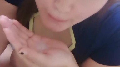 调戏一下骚逼嫂子，露脸开档黑丝诱惑，跪在床前给大哥口交大鸡巴，无套抽插，最后直接撸射在嘴里给狼友看