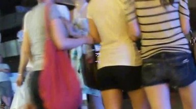 无内裙底偷拍之抄底和男朋友逛街绿碎花裙子无内S女