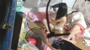 农村爬墙偷窥隔壁少妇洗香香 身材保养不错啊 特别是这对大白奶子 顺便拍到了女儿换衣服露出小咪咪