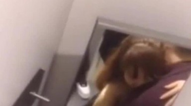 商场试衣间偷窥中年油腻大叔陪小情人买衣试衣时就按捺不住 貌似美女有点害羞不让插入 光屁屁手撸胸撸