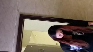 牛逼大神买通酒店前台 直接进入女厕偷拍美女的小嫩B 然后出来假装打电话拍脸 2