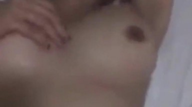 操大奶小少妇 舒服吗 舒服 要 哪里要 下面妹妹要 很害羞不许开灯才能拍 还要档着脸 但真实