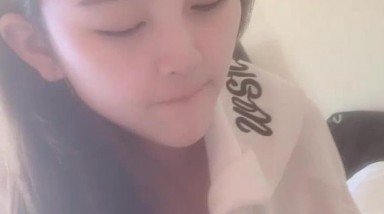 西安老婆筱筱，露脸吃鸡，口活温柔，做爱也温柔，柔软的身体轻触鸡巴就很爽！