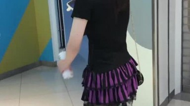 女仆装网袜萝莉妹子 竟然没有穿内裤一路跟踪偷拍她的小骚鲍