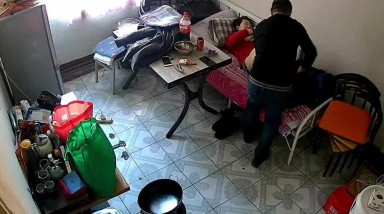 绿帽男过完年出去打工 临走偷偷在家装上摄像头监视水性杨花的媳妇 没想到走的第二天奸夫就来幽会了