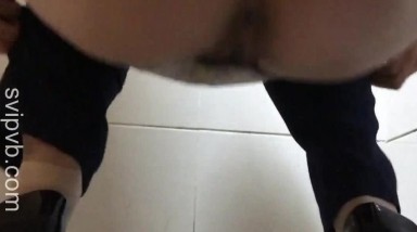 胆大包天坑神商场医院直闯女厕现场实拍超多小姐姐大小便最屌的是局部特写镜头都要碰到B 1 (8)