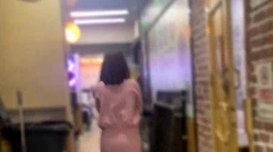 烧烤店女厕偷拍 超极品黑丝短裙肥臀美女和男友闹别捏 尿完嘟着脸等男友!