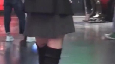 商城抄底漂亮少妇 儿子都这么大了 貌似没穿内内 得有多骚 被有所怀疑