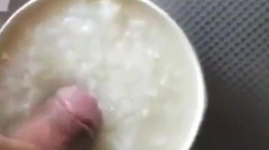 对我来说目前为止最刺激的事情莫过于此 用妈妈原味丝袜对着妈妈撸管 抄底 用妈妈喝的粥洗鸡巴射精