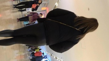 沟厕神仙视角偷窥美甲店的美女上厕所,当时我的手离她的阴部只有十几厘米，能感觉到她屁股的温度