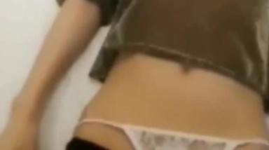 迷操高颜值美眉 身材苗条 小穴粉嫩 舔逼 双指插逼 无套输出 最后射了一嘴