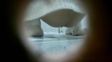 国内厕拍大神潜入商场餐厅女厕后拍几个美女尿尿❤️白毛衣精致靓女连拉尿带吐