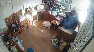 家族工厂摄像头破解真实TP弟弟跟嫂子在办公室偸情嫂子很骚特主动舌吻调情半脱裤子后入内射叫声销魂无水印原版