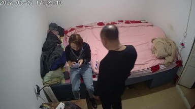 弟弟去深圳出差临走在卧室偷装监控当天下午就拍到媳妇和哥哥下班后回来偷情看样子应该不是第一次