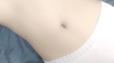 纯天然白虎粉穴18岁小美眉，全身无敌粉嫩，被大叔破处出血了