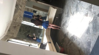 商场女厕偷拍大哥的女人 上个厕所还有小弟伺候着