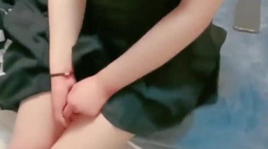 初夜开苞4.5 学生妹卖掉处女身 露脸非常青春极具妙感 紧致一线天裂缝嫩鲍 奶子都是粉的 夹得好紧内射浓汁