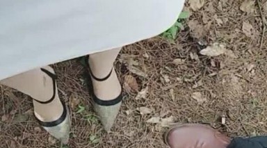 野外打炮刺激一队漂亮姐妹俩性欲上来了勾引了一个炮友在户外直播性爱表演美乳丰满逼肥嫩口交啪啪刺激