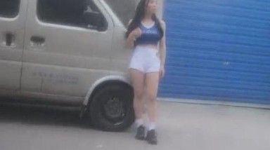 傍晚时间，一堆站街女，选了个妹子带小房间操逼，超近视角看小穴，JB插入激情爆操