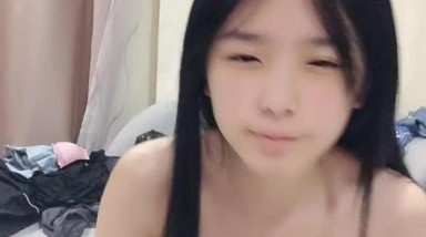 他不让我舔了，把男友从睡觉中舔硬，性欲旺盛，旁边床闺蜜熟睡，淫荡叫春都吵不醒，刺激！