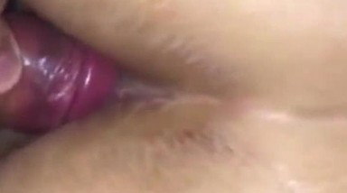 操屁眼 阿姨都同意贡献处菊了 先用手指润滑打开 插的还这么艰难 看来鸡鸡短也不适合肛交 进去了也容易滑出