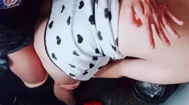 美少妇户外随机勾搭路人小哥到公厕啪啪来月事只能爆菊花