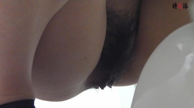 盗站新流特攻队潜入大学校园女厕所独占一个坑位隔板缝中连续偸拍课间方便的学生妹拍脸再拍B有几个妹子很漂亮