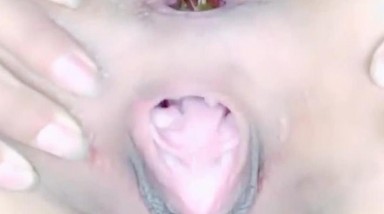 少妇掰开逼逼让你看看刚生完孩子的大逼洞 子宫清晰可见 屁眼里貌似便便也能看见 婴儿还在旁边