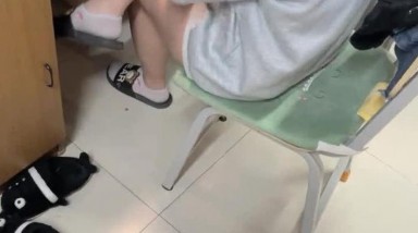 [The fun of a college dorm], roommates secretly film, to chat about gossip, play games, and go to the bathroom, the Nets are drawn with a handful of water in a whore
