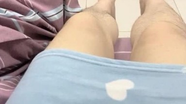 女大学生宿舍里的骚女深夜偷偷的陪狼友发骚，腿毛逼毛都很多性欲旺盛，给狼友看奶子和逼逼自己抠不敢叫刺激