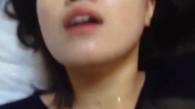 漂亮少妇人妻 衣服都来不及脱就拿着大鸡巴往逼里面塞 叫的太骚了 貌似长的也骚