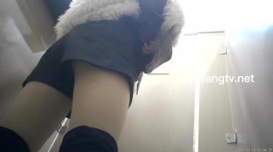 商场女厕偷拍 手里拿着大中华的小富婆 BB保养的还不错