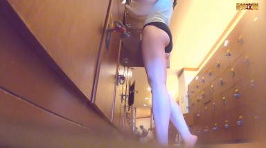 from a professional voyeur website leaked in April that a female voyeur sneaked into the dressing room of a bath center and took photos of customers changing clothes and taking off their masks. A beautiful girl with good temperament         