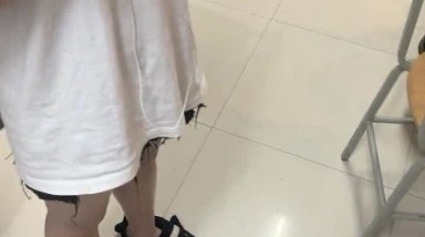 【大学宿舍的乐趣】，夜晚女大学生的欢乐时光，刷手机聊天，厕所偷拍内衣裤，上床露逼自慰玩